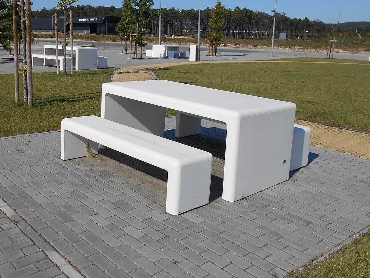 Mesa com Bancos em Betão